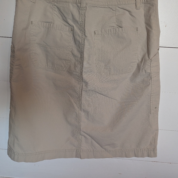 Eddie Bauer Women's Skirt, Tan, Size 2, Sits Knee, Cargo Style - Picture 2 of 5